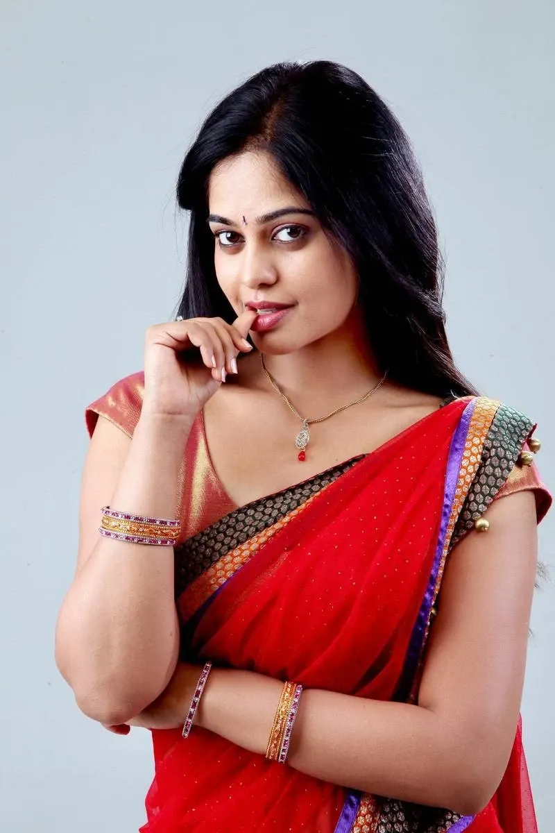 INDIAN GIRL BINDU MADHAVI IMAGES IN RED SAREE